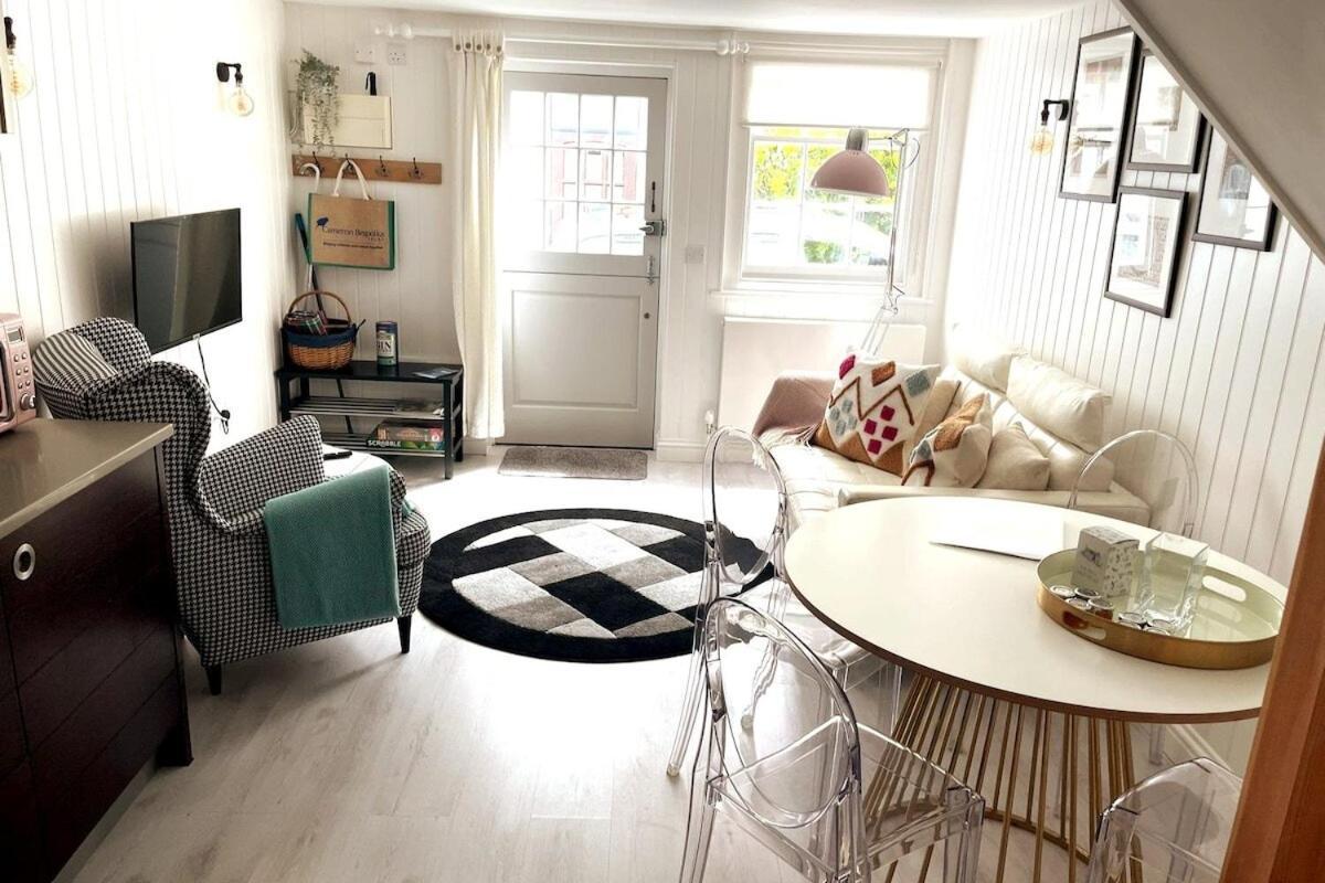 Stylish Cottage With Quay And River View Lymington Exterior photo